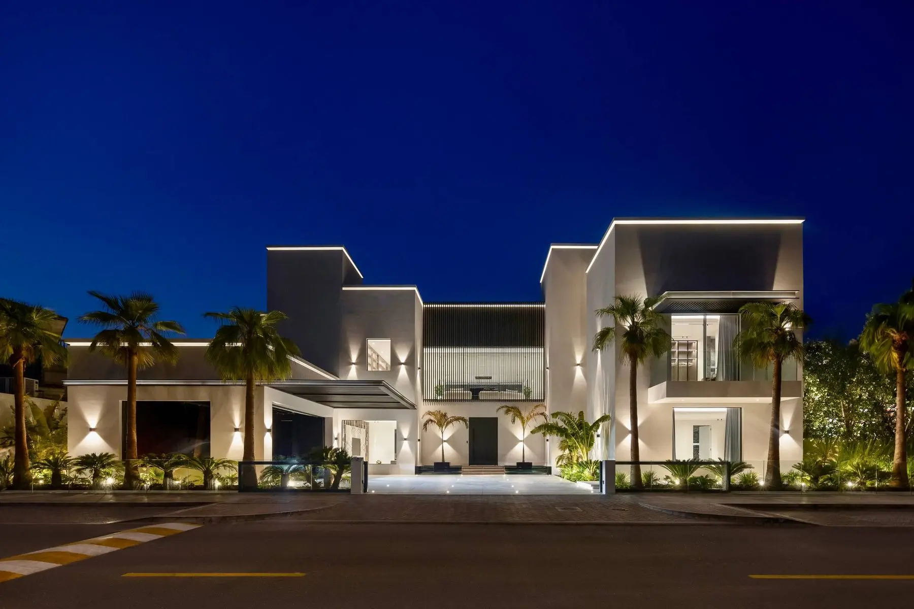 Six-Bedroom Beachfront Villa, Frond A - photo 2